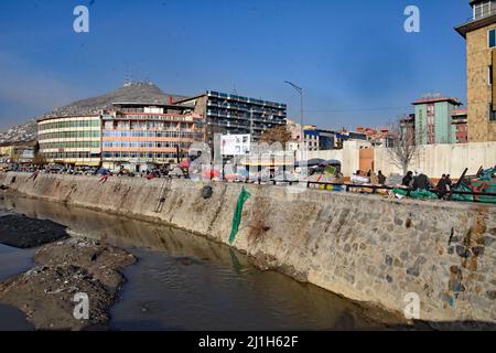 Kabul, Afghanistan. 25.. Februar 2022. (2/25/2022) Kabul, Afghanistan, Februar März 2022. Der Fluss Kabul im Zentrum. (Foto: Teun Voeten/Sipa USA) Quelle: SIPA USA/Alamy Live News Stockfoto