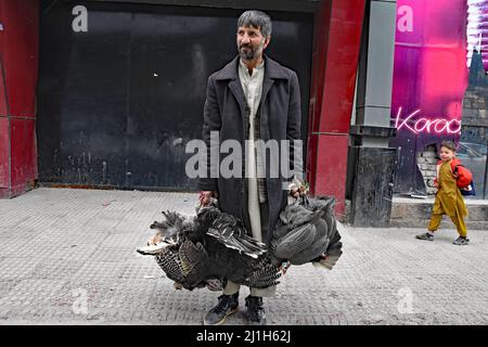 Kabul, Afghanistan. 27.. Februar 2022. (2/27/2022) Kabul, Afghanistan, Februar März 2022. Mann mit Truthähne auf der Straße. (Foto: Teun Voeten/Sipa USA) Quelle: SIPA USA/Alamy Live News Stockfoto