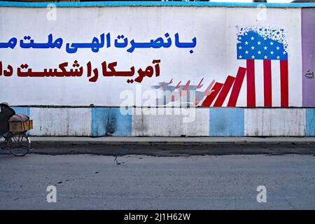 Kabul, Afghanistan. 27.. Februar 2022. (2/27/2022) Kabul, Afghanistan, Februar März 2022. Gemälde an einer Wand der ehemaligen US-Botschaft: 'Wir haben die USA besiegt' (Foto: Teun Voeten/Sipa USA) Quelle: SIPA USA/Alamy Live News Stockfoto