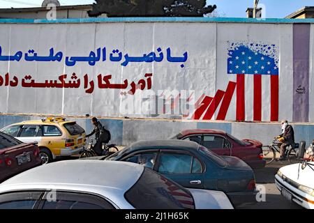 Kabul, Afghanistan. 27.. Februar 2022. (2/27/2022) Kabul, Afghanistan, Februar März 2022. Malerei an einer Wand der ehemaligen US-Botschaft: 'Wir haben die USA besiegt (Foto: Teun Voeten/Sipa USA) Quelle: SIPA USA/Alamy Live News Stockfoto