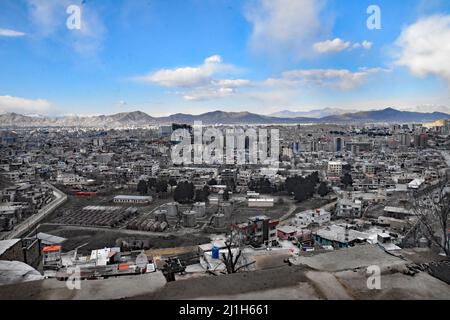 Kabul, Afghanistan. 25.. Februar 2022. (2/25/2022) Kabul, Afghanistan, Februar 2022. Panoramablick auf die Stadt (Foto: Teun Voeten/Sipa USA) Quelle: SIPA USA/Alamy Live News Stockfoto