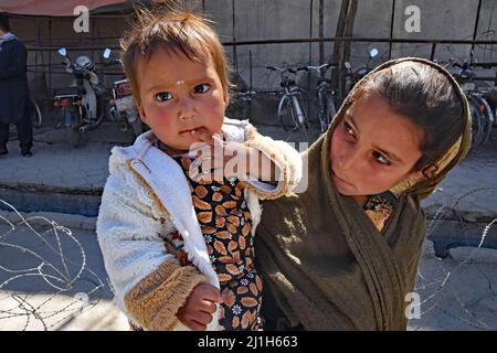 Kabul, Afghanistan. 26.. Februar 2022. (2/26/2022) Kabul, Afghanistan, Februar März 2022. Kinder betteln auf der Straße (Foto: Teun Voeten/Sipa USA) Quelle: SIPA USA/Alamy Live News Stockfoto