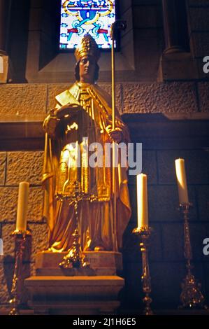 Monaco Kathedrale unserer Lieben Frau Unbefleckte Innere Statue des Heiligen Nikolaus Stockfoto