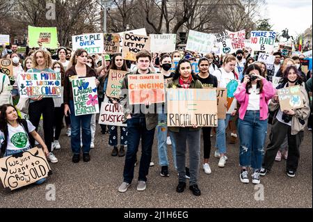 Washington, Usa. 25. März 2022. 25. März 2022 - Washington, DC, USA: Menschen mit Schildern bei einer globalen Klimaschutzdemonstration. (Foto: Michael Brochstein/Sipa USA) Quelle: SIPA USA/Alamy Live News Stockfoto