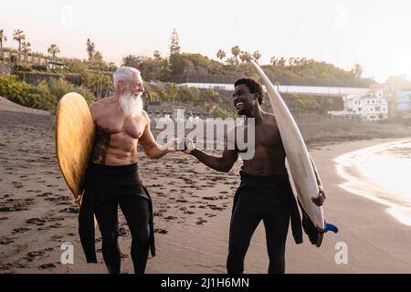 Multiracial Surfer Menschen Spaß am Strand nach dem Surfen Session - Fokus auf afrikanischen Mann Gesicht Stockfoto