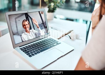 Videokonferenzen bieten Unternehmen unzählige Möglichkeiten. Aufnahme einer reifen Frau, die winkt, während sie während eines Videos auf einem Laptop-Bildschirm erscheint Stockfoto