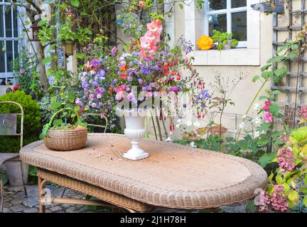 Strauß Sommerblumen in einer weißen Vase Stockfoto
