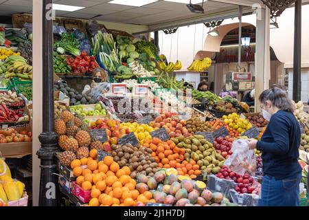 Santa Cruz de Teneriffa, Spanien - 25.. März 2022: Frau kauft Obst und Gemüse in einem Gemüsehändler. Stockfoto