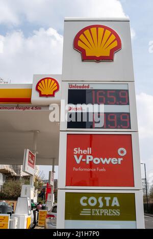 Slough, berkshire, Großbritannien. 25.. März 2022. Eine Shell-Tankstelle in der Nähe des Slough Trading Estate. Trotz der von Bundeskanzler Rishi Sunak Anfang dieser Woche angekündigten Senkung des Kraftstoffzolls um 5p pro Liter bleiben die Benzinpreise an vielen Tankstellen immer noch hoch. Quelle: Maureen McLean/Alamy Live News Stockfoto