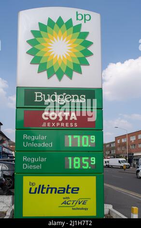 Slough, berkshire, Großbritannien. 25.. März 2022. Eine BP-Tankstelle an der Farnham Road in Slough. Trotz der von Bundeskanzler Rishi Sunak Anfang dieser Woche angekündigten Senkung des Kraftstoffzolls um 5p pro Liter bleiben die Benzinpreise an vielen Tankstellen immer noch hoch. Quelle: Maureen McLean/Alamy Live News Stockfoto