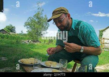 Wytyczno, Polesie, Polesien, Polska, Polen, Polen, Ein Arbeiter isst während einer Arbeitspause eine Mahlzeit. The Work is a Mahltime. 工人吃飯。 Stockfoto