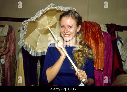 Die Schauspielerin Eve Plumb, die Jan Brady in der Hitshow The Brady Bunch spielte, hält einen antiken Sonnenschirm, während sie in einem Vintage-Bekleidungsgeschäft in Los Angeles, CA, einkaufen geht Stockfoto