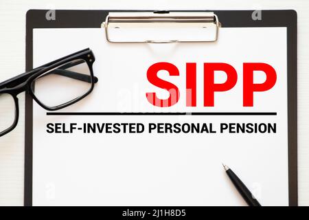 Papier mit selbst investiertem Personal Pension SIPP auf einem Tisch. Stockfoto