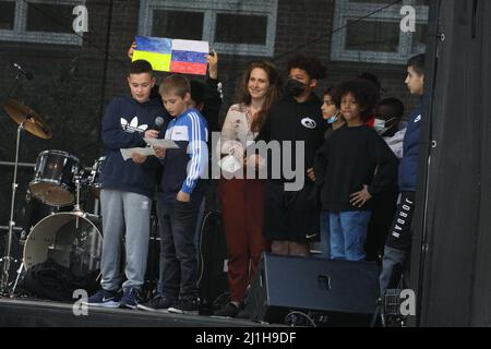 Open Air-Bühnenshow unter dem Motto „eine Stunde für den Frieden“ an der Stadtteilschule Alter Teichweg in Hamburg-Dulsberg am 25.03.2022 Stockfoto