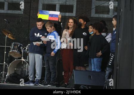 Open Air-Bühnenshow unter dem Motto „eine Stunde für den Frieden“ an der Stadtteilschule Alter Teichweg in Hamburg-Dulsberg am 25.03.2022 Stockfoto