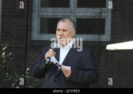 Schulleiter Björn Lengwenus bei der Open Air-Bühnenshow unter dem Motto „eine Stunde für den Frieden“ an der Stadtteilschule Alter Teichweg in Hamburg Stockfoto