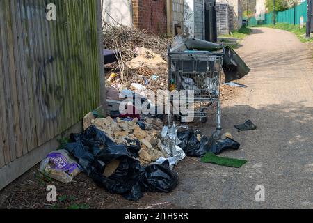 Slough, berkshire, Großbritannien. 25.. März 2022. Die Bewohner fliegen weiterhin in Slough mit Spitzendabfall, obwohl klare Schilder die Menschen warnen, dass die Gebiete überwacht werden. Illegales Kippen von Fliegen kann zu Geldstrafen von bis zu £50.000 oder 12 Monaten Gefängnis für diejenigen führen, die wegen Kippen von Fliegen verurteilt wurden. Slough hat einen großen Tipp in Chalvey, der für Bewohner, die Hausmüll entsorgen, kostenlos genutzt werden kann. Quelle: Maureen McLean/Alamy Live News Stockfoto