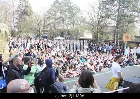 Open Air-Bühnenshow unter dem Motto „eine Stunde für den Frieden“ an der Stadtteilschule Alter Teichweg in Hamburg-Dulsberg am 25.03.2022 Stockfoto