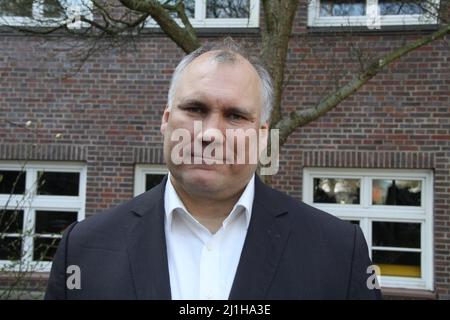 Schulleiter Björn Lengwenus bei der Open Air-Bühnenshow unter dem Motto „eine Stunde für den Frieden“ an der Stadtteilschule Alter Teichweg in Hamburg Stockfoto