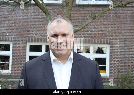 Schulleiter Björn Lengwenus bei der Open Air-Bühnenshow unter dem Motto „eine Stunde für den Frieden“ an der Stadtteilschule Alter Teichweg in Hamburg Stockfoto