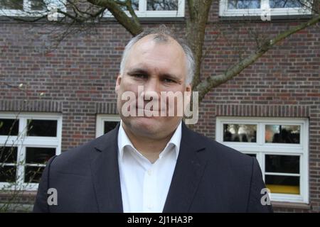 Schulleiter Björn Lengwenus bei der Open Air-Bühnenshow unter dem Motto „eine Stunde für den Frieden“ an der Stadtteilschule Alter Teichweg in Hamburg Stockfoto