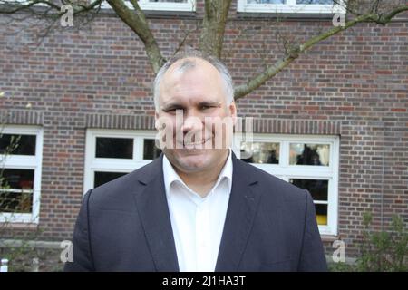 Schulleiter Björn Lengwenus bei der Open Air-Bühnenshow unter dem Motto „eine Stunde für den Frieden“ an der Stadtteilschule Alter Teichweg in Hamburg Stockfoto