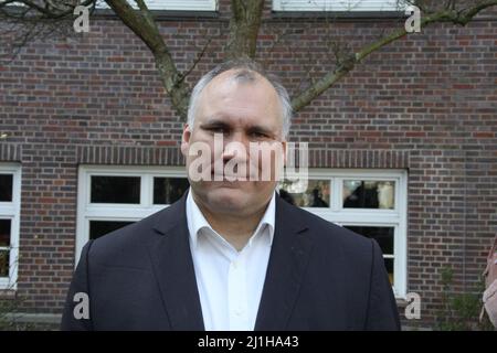 Schulleiter Björn Lengwenus bei der Open Air-Bühnenshow unter dem Motto „eine Stunde für den Frieden“ an der Stadtteilschule Alter Teichweg in Hamburg Stockfoto