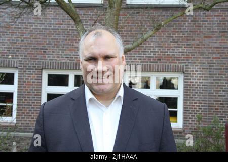 Schulleiter Björn Lengwenus bei der Open Air-Bühnenshow unter dem Motto „eine Stunde für den Frieden“ an der Stadtteilschule Alter Teichweg in Hamburg Stockfoto