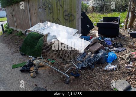 Slough, berkshire, Großbritannien. 25.. März 2022. Die Bewohner fliegen weiterhin in Slough mit Spitzendabfall, obwohl klare Schilder die Menschen warnen, dass die Gebiete überwacht werden. Illegales Kippen von Fliegen kann zu Geldstrafen von bis zu £50.000 oder 12 Monaten Gefängnis für diejenigen führen, die wegen Kippen von Fliegen verurteilt wurden. Slough hat einen großen Tipp in Chalvey, der für Bewohner, die Hausmüll entsorgen, kostenlos genutzt werden kann. Quelle: Maureen McLean/Alamy Live News Stockfoto