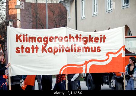 München, Deutschland. 25. März 2022. Am 25. März 2022 fand in München eine antikapitalistische Demonstration für Klimagerechtigkeit statt. Der Protest wurde vom antikapitalistischen Klimatreffen organisiert. (Foto: Alexander Pohl/Sipa USA) Quelle: SIPA USA/Alamy Live News Stockfoto