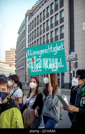 München, Deutschland. 25. März 2022. Am 25. März 2022 fand in München eine antikapitalistische Demonstration für Klimagerechtigkeit statt. Der Protest wurde vom antikapitalistischen Klimatreffen organisiert. (Foto: Alexander Pohl/Sipa USA) Quelle: SIPA USA/Alamy Live News Stockfoto