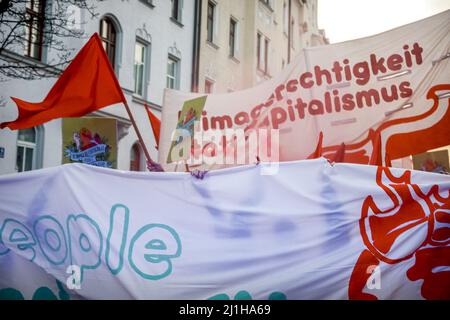 München, Deutschland. 25. März 2022. Am 25. März 2022 fand in München eine antikapitalistische Demonstration für Klimagerechtigkeit statt. Der Protest wurde vom antikapitalistischen Klimatreffen organisiert. (Foto: Alexander Pohl/Sipa USA) Quelle: SIPA USA/Alamy Live News Stockfoto