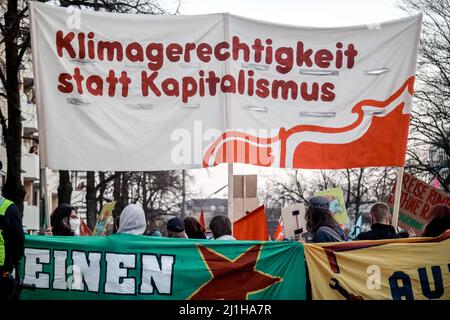 München, Deutschland. 25. März 2022. Am 25. März 2022 fand in München eine antikapitalistische Demonstration für Klimagerechtigkeit statt. Der Protest wurde vom antikapitalistischen Klimatreffen organisiert. (Foto: Alexander Pohl/Sipa USA) Quelle: SIPA USA/Alamy Live News Stockfoto
