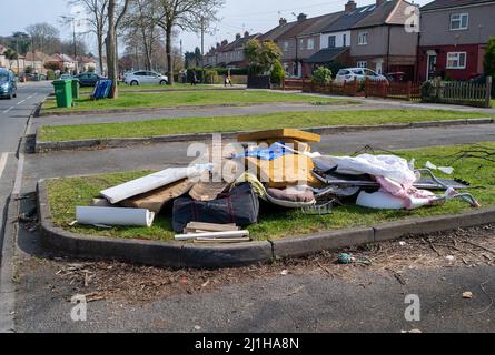 Slough, berkshire, Großbritannien. 25.. März 2022. Die Bewohner fliegen weiterhin in Slough mit Spitzendabfall, obwohl klare Schilder die Menschen warnen, dass die Gebiete überwacht werden. Illegales Kippen von Fliegen kann zu Geldstrafen von bis zu £50.000 oder 12 Monaten Gefängnis für diejenigen führen, die wegen Kippen von Fliegen verurteilt wurden. Slough hat einen großen Tipp in Chalvey, der für Bewohner, die Hausmüll entsorgen, kostenlos genutzt werden kann. Quelle: Maureen McLean/Alamy Live News Stockfoto