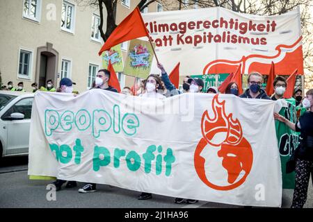 München, Deutschland. 25. März 2022. Am 25. März 2022 fand in München eine antikapitalistische Demonstration für Klimagerechtigkeit statt. Der Protest wurde vom antikapitalistischen Klimatreffen organisiert. (Foto: Alexander Pohl/Sipa USA) Quelle: SIPA USA/Alamy Live News Stockfoto