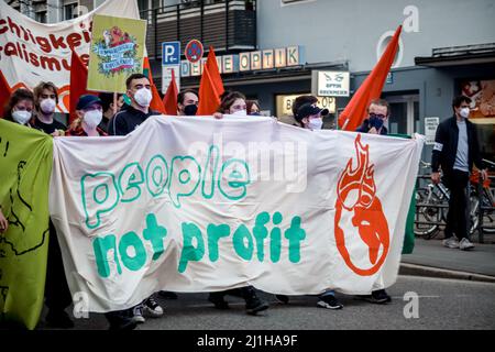 München, Deutschland. 25. März 2022. Am 25. März 2022 fand in München eine antikapitalistische Demonstration für Klimagerechtigkeit statt. Der Protest wurde vom antikapitalistischen Klimatreffen organisiert. (Foto: Alexander Pohl/Sipa USA) Quelle: SIPA USA/Alamy Live News Stockfoto