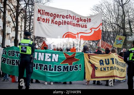 München, Deutschland. 25. März 2022. Am 25. März 2022 fand in München eine antikapitalistische Demonstration für Klimagerechtigkeit statt. Der Protest wurde vom antikapitalistischen Klimatreffen organisiert. (Foto: Alexander Pohl/Sipa USA) Quelle: SIPA USA/Alamy Live News Stockfoto