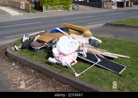 Slough, berkshire, Großbritannien. 25.. März 2022. Die Bewohner fliegen weiterhin in Slough mit Spitzendabfall, obwohl klare Schilder die Menschen warnen, dass die Gebiete überwacht werden. Illegales Kippen von Fliegen kann zu Geldstrafen von bis zu £50.000 oder 12 Monaten Gefängnis für diejenigen führen, die wegen Kippen von Fliegen verurteilt wurden. Slough hat einen großen Tipp in Chalvey, der für Bewohner, die Hausmüll entsorgen, kostenlos genutzt werden kann. Quelle: Maureen McLean/Alamy Live News Stockfoto