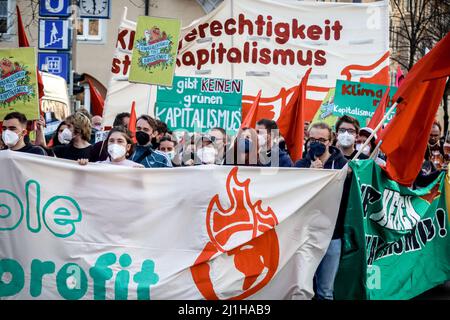 München, Deutschland. 25. März 2022. Am 25. März 2022 fand in München eine antikapitalistische Demonstration für Klimagerechtigkeit statt. Der Protest wurde vom antikapitalistischen Klimatreffen organisiert. (Foto: Alexander Pohl/Sipa USA) Quelle: SIPA USA/Alamy Live News Stockfoto