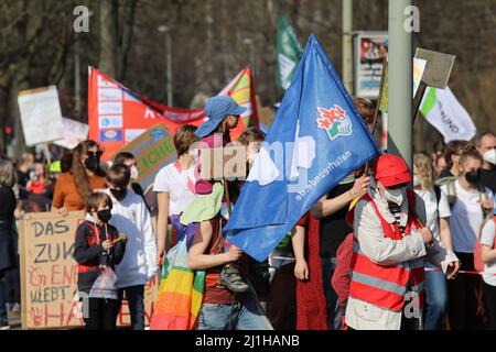 Niedersachsen, Deutschland. 25. März 2022. 25. März 2022, GÃ¶ttingen, Niedersachsen, Deutschland: Demonstration in GÃ¶ttingen, Deutschland am 25. März 2022 im Rahmen der Kampagne "Freitag für die Zukunft", die sofortige Klimagerechtigkeit fordert. Die Demonstranten skandierten Slogans wie „People Not Profit“. Diese Demonstration ist Teil des globalen Klimastreiks. Kredit: ZUMA Press, Inc./Alamy Live Nachrichten Stockfoto