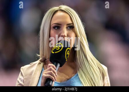 Wigan, Großbritannien. 25. März 2022. Emma Jones erfüllt am 3/25/2022 ihre Medienaufgaben bei Premier Sports in Wigan, Großbritannien. (Foto von Simon Whitehead/News Images/Sipa USA) Quelle: SIPA USA/Alamy Live News Stockfoto