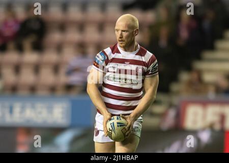 Wigan, Großbritannien. 25. März 2022. Liam Farrell #12 von Wigan Warriors mit dem Ball in Wigan, Vereinigtes Königreich am 3/25/2022. (Foto von Simon Whitehead/News Images/Sipa USA) Quelle: SIPA USA/Alamy Live News Stockfoto