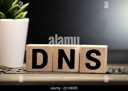 Word DNS Domain Name System auf Tastaturhintergrund Stockfoto