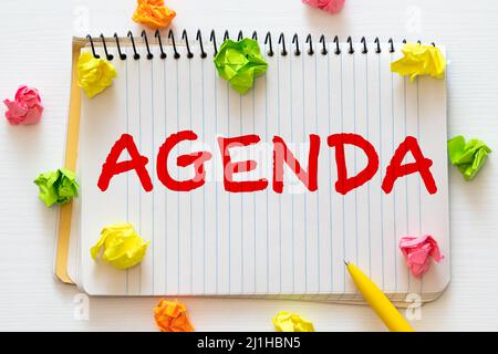 Das Wort AGENDA steht in einem Notizbuch mit Brille. Stockfoto