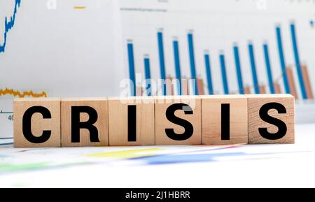 Geschäftsmann entfernt Holzblöcke mit dem Wort Krise. Der Ausweg aus der Krise und finanzielle Stabilität. Fokus auf die Lösung der Midlife-crisis. Die r Stockfoto