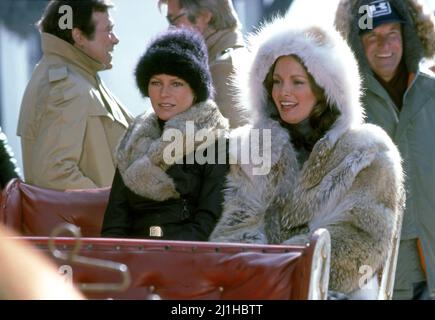 Cheryl Ladd und Jaclyn Smith am Drehort einer Episode von Charlies Engeln in Vail, Co Stockfoto