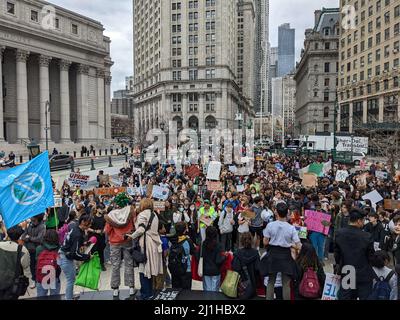 New York, USA. 25. März 2022. Am 25. März 2022 werden klimaaktivistische Studenten gesehen, die Schilder halten, die für New York City Klimagerechtigkeit fordern. Kredit: ZUMA Press, Inc./Alamy Live Nachrichten Stockfoto