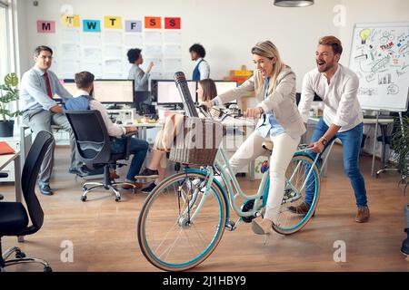 Umweltorientierter Arbeitsplatz mit glücklichen Mitarbeitern Konzept; Green Office Idee Stockfoto