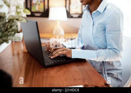 Bleiben Sie mit Ihrem professionellen Online-Netzwerk verbunden. Eine kurze Aufnahme einer Geschäftsfrau, die einen Laptop an ihrem Schreibtisch benutzt. Stockfoto