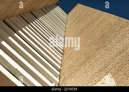 Gebäude ist von unten nach oben. Architekturdetails. Sowjetisches Haus. Balkone in Reihe. Licht an der Wand. Stockfoto